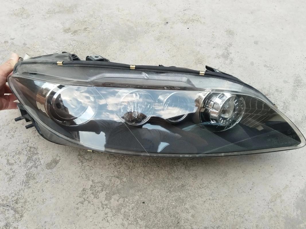 马自达6大灯总成图解(马自达6大灯拆卸教程图解)